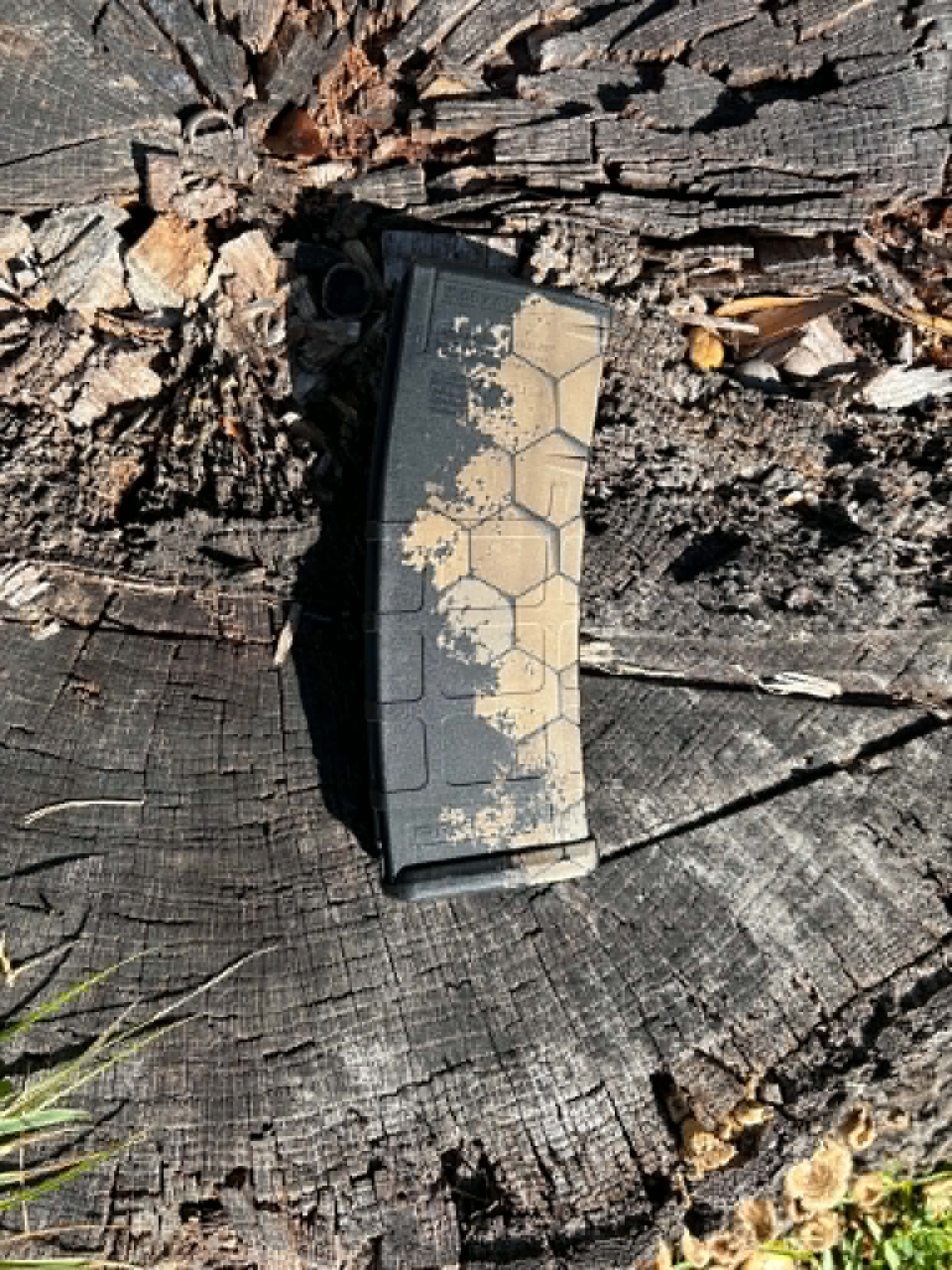 P-mag  - Custom engraved - faded honeycomb
