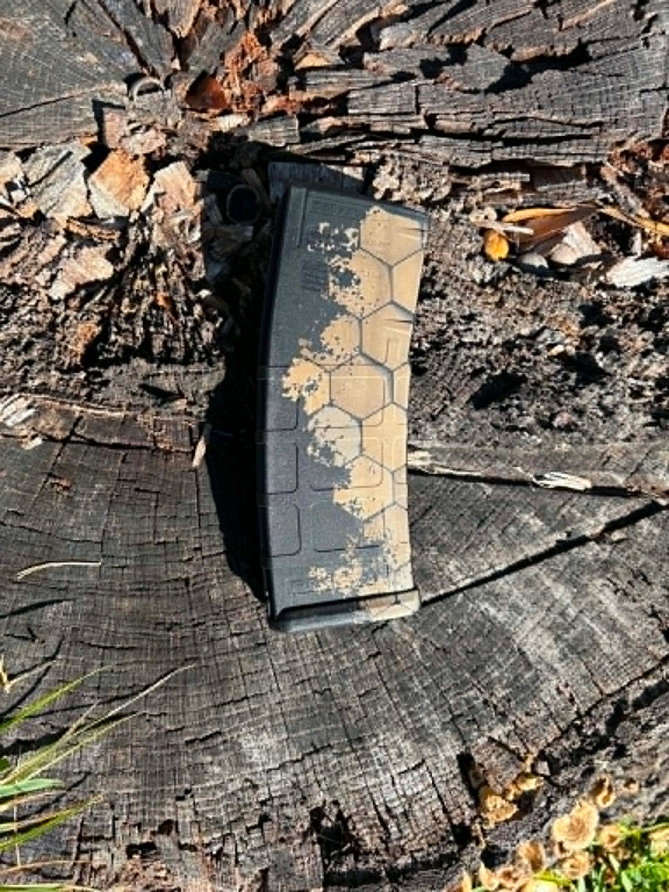 P-mag  - Custom engraved - faded honeycomb