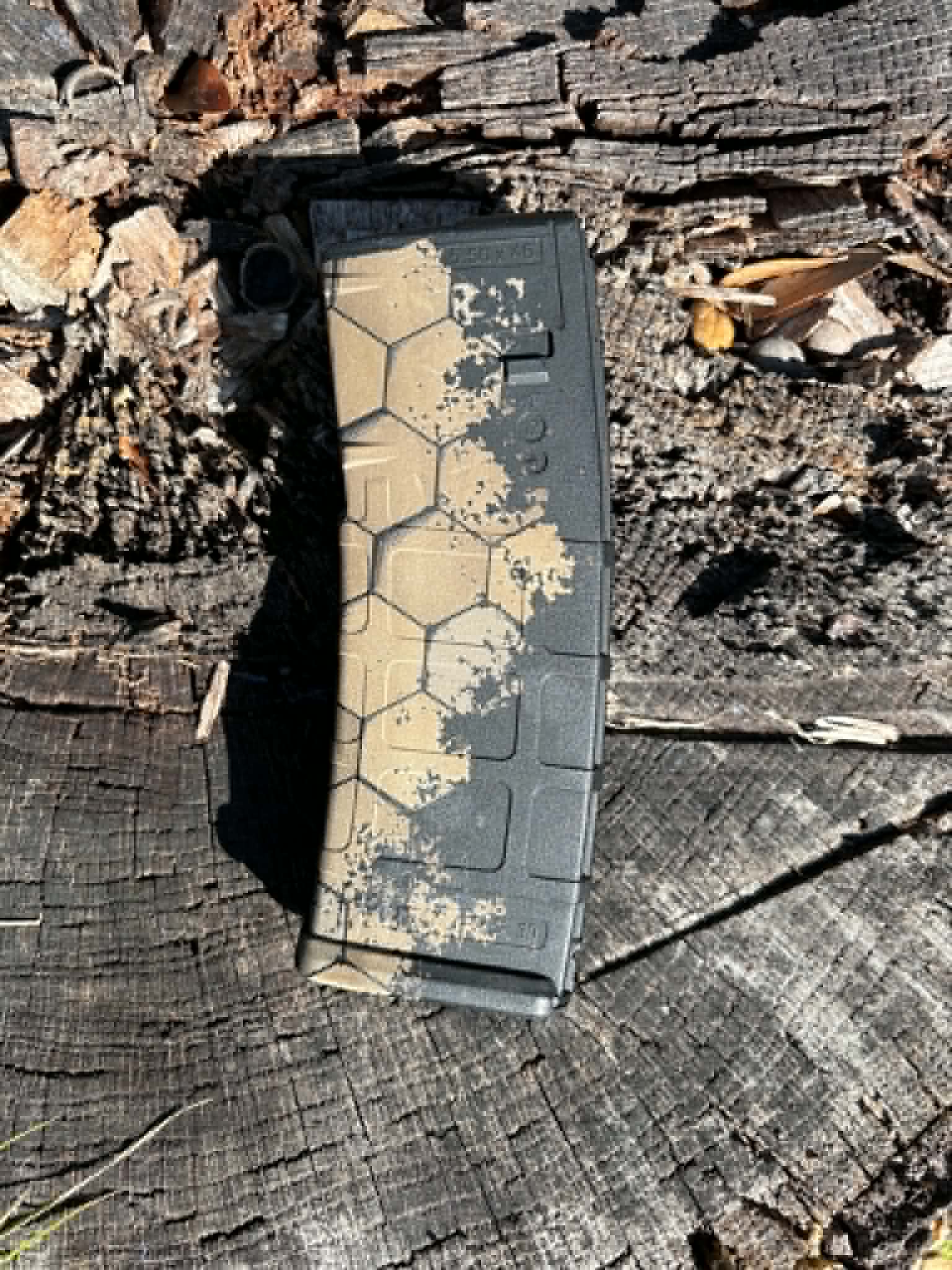 P-mag  - Custom engraved - faded honeycomb